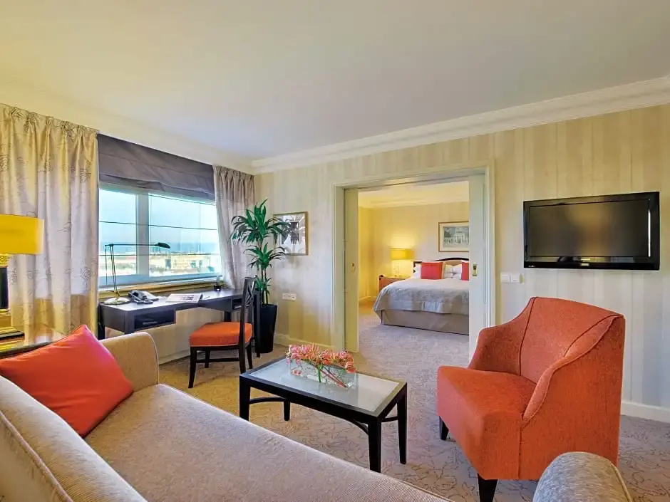 1 Bedroom Club Family Suite with park view