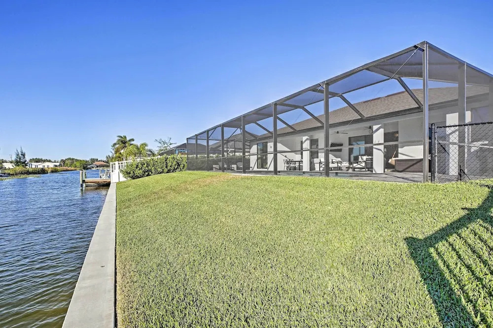 Sun-seekers Getaway: Lavish Cape Coral Villa