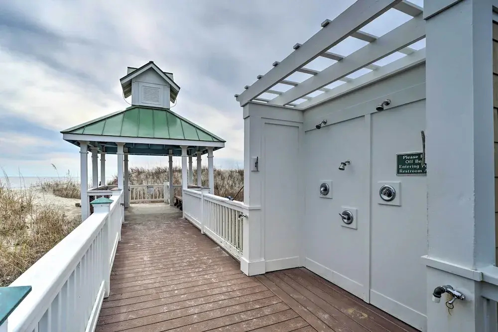 Marina & Pool: Roomy Golf-view Home in Southport