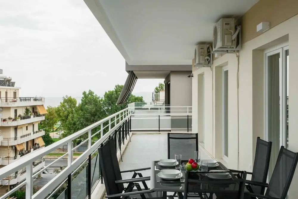 Spacious Seaside Flat at Alimos