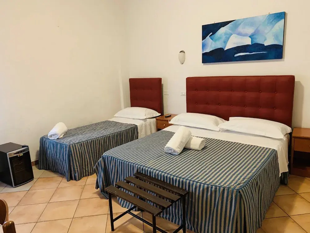 Standard Triple room