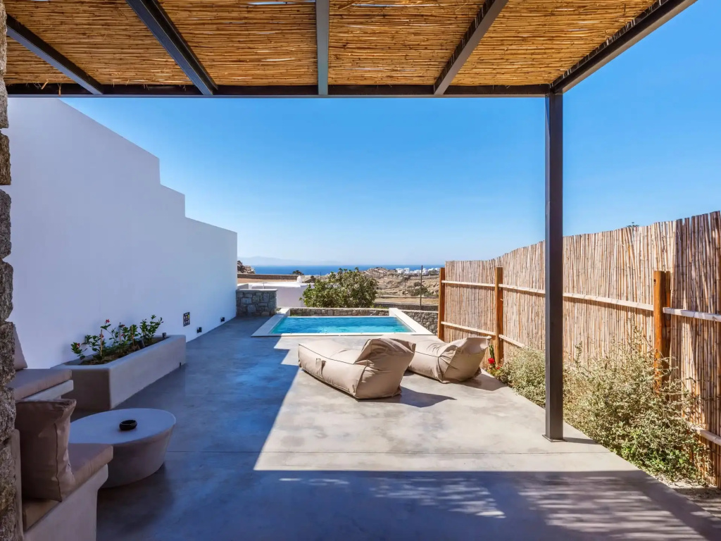 Superior Basement Suite with sea view