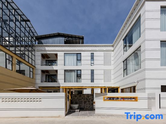 Designer Light Luxury Oxygen-enriched Boutique Homestay (Dukzong Ancient Town Branch)