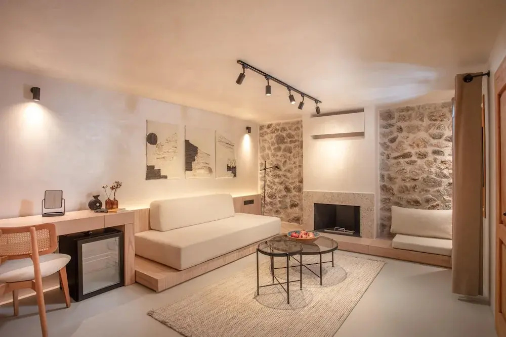 Deluxe Double room with courtyard view (full double bed)