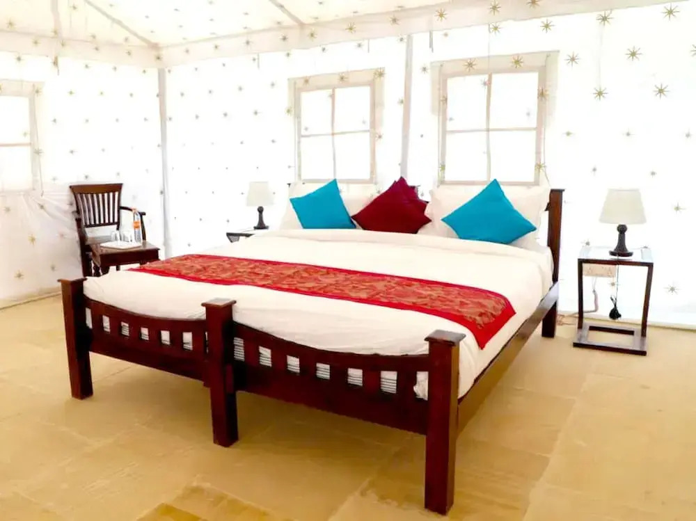 露營帳篷，可眺望泳池，配有大雙人床。