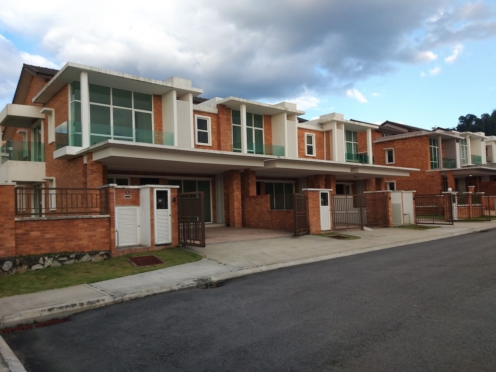 New and Classic Homestay 2 Storey House