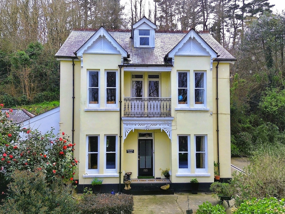 Roselyn House