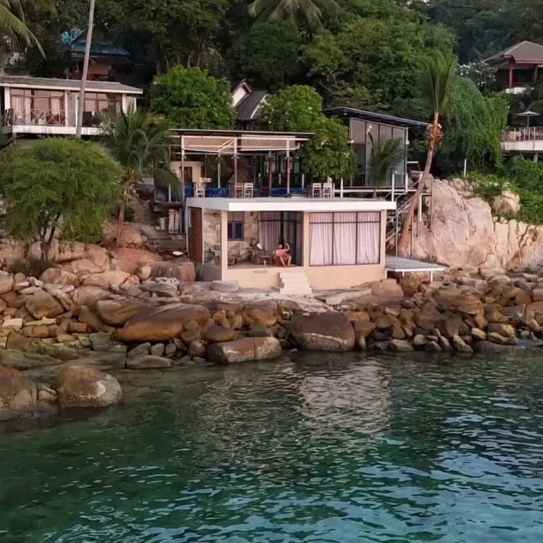 Villa with balcony and beachfront