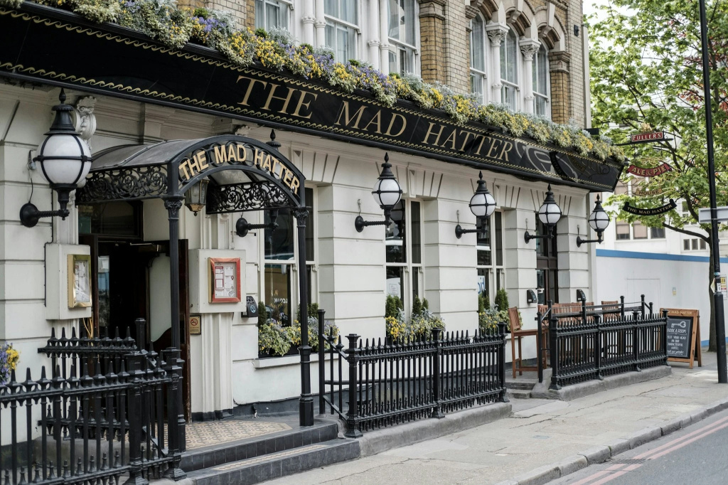 The Mad Hatter Hotel — фото