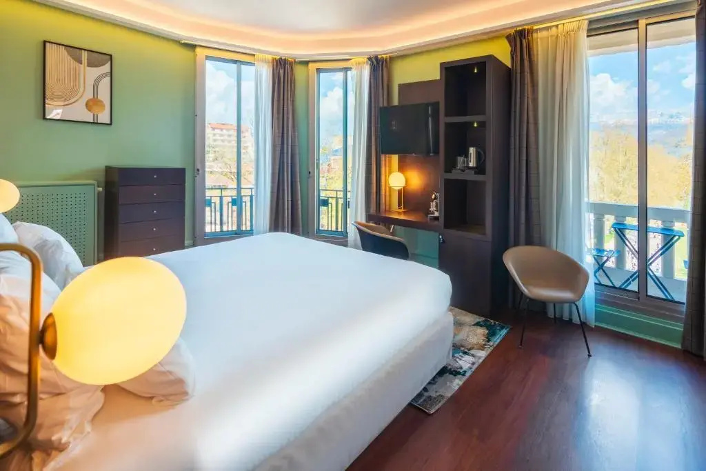 Deluxe Double room with balcony and with lake view (full double bed)