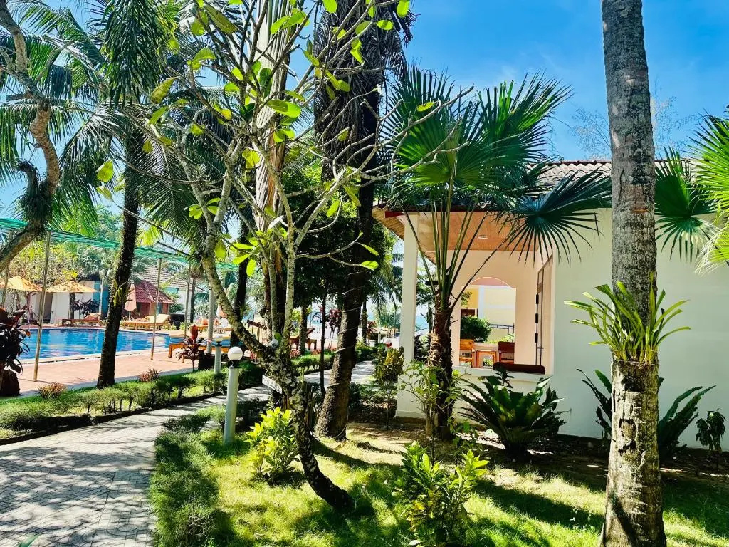 Deluxe Bungalow with pool view