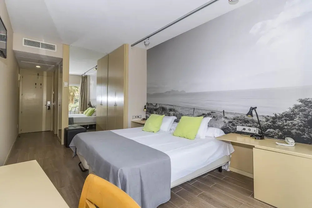 Standard Double room with balcony and with partial sea view (full double bed)