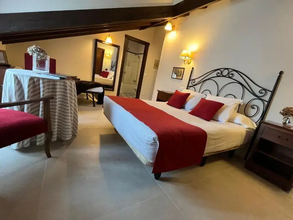 Deluxe Double room (full double bed)