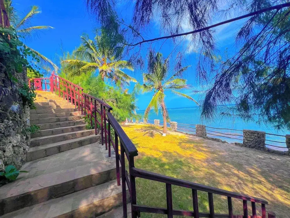 Sea Breeze Beachfront Apartments - фото 33