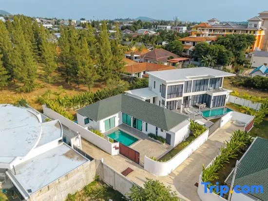 *New Spacious 3BR w/ Pool Near Nai Harn Beach V310
