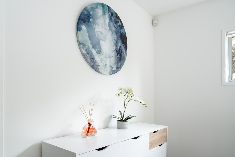 Artemis Modern 2 bedrooms unit in Castor Bay