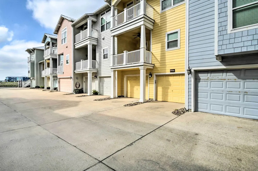 Corpus Christi Home w/ Golf Cart: Walk to Beach!
