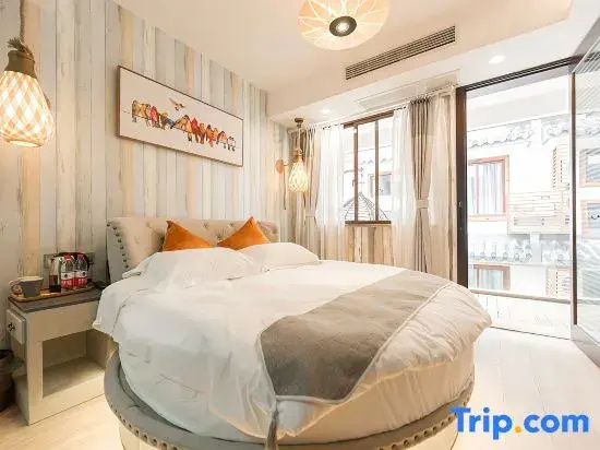 Comfort room with balcony