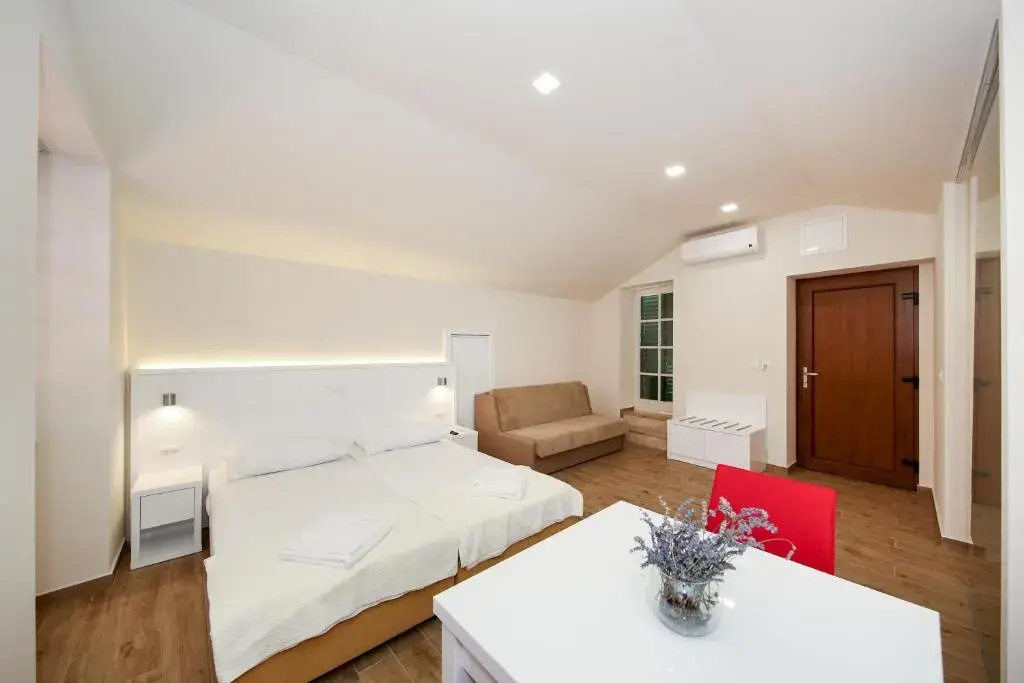 Standard Double room with balcony (full double bed)