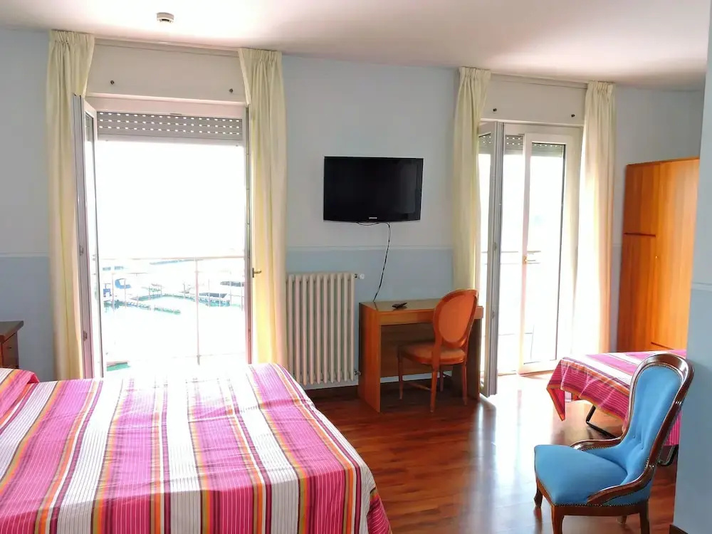 Standard Quadruple room with lake view