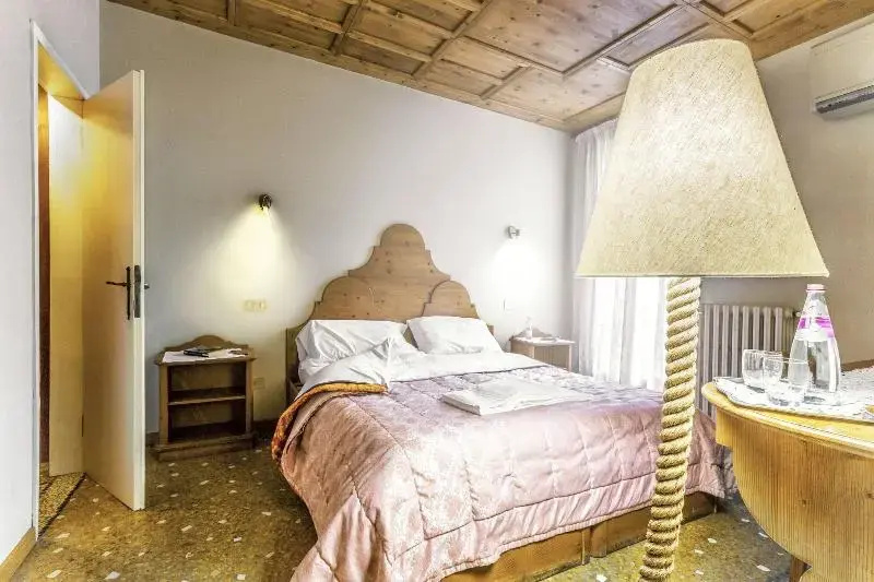 Double room (full double bed)