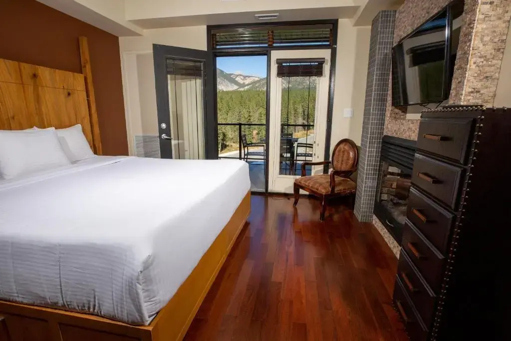 2 Bedrooms Suite with courtyard view