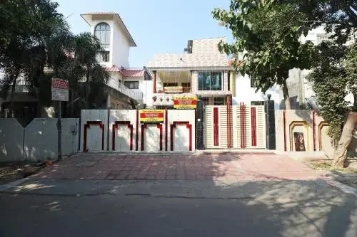 OYO 24548 Travellers Homes