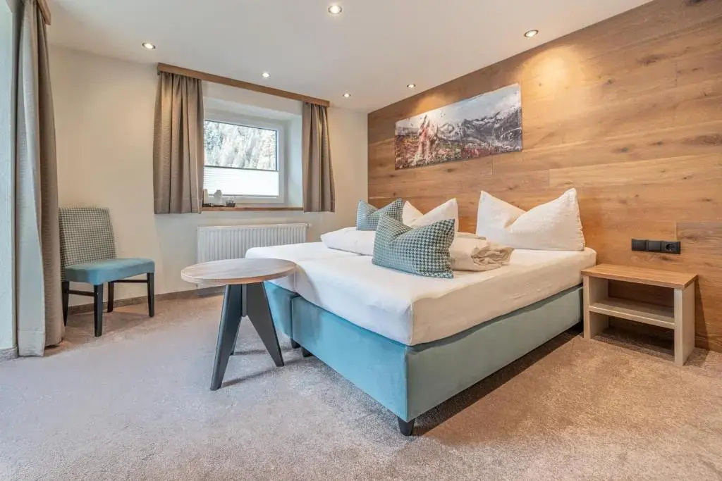 Standard Double room with balcony (full double bed)