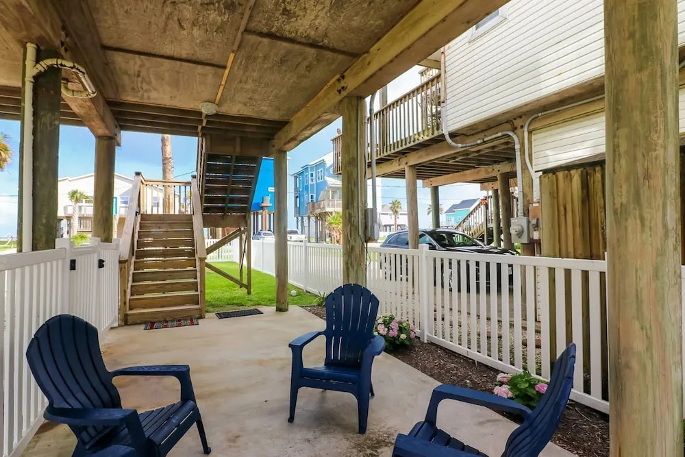 2nd Row Beach Home Ocean Views Old School Vibes - 1 min Walk to Sunny Beach
