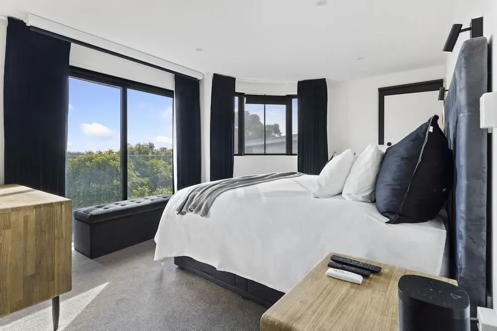 High-end 3BR House - Skytower View