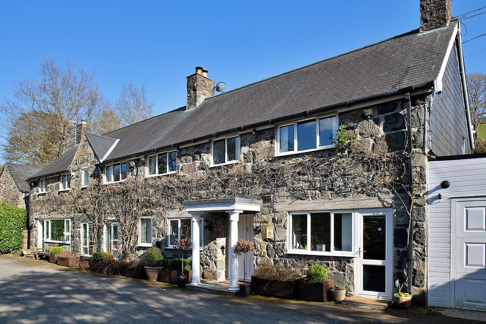 Riverside Holiday Home in Dolgellau, No Deposit