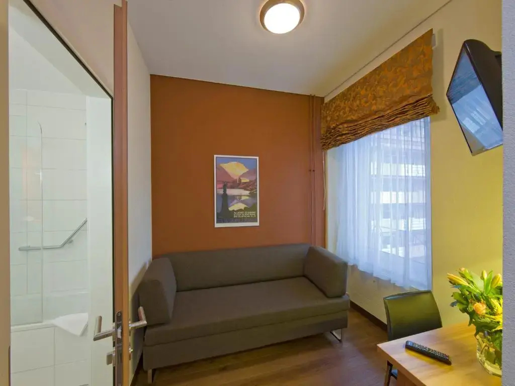 Deluxe Double room (full double bed)