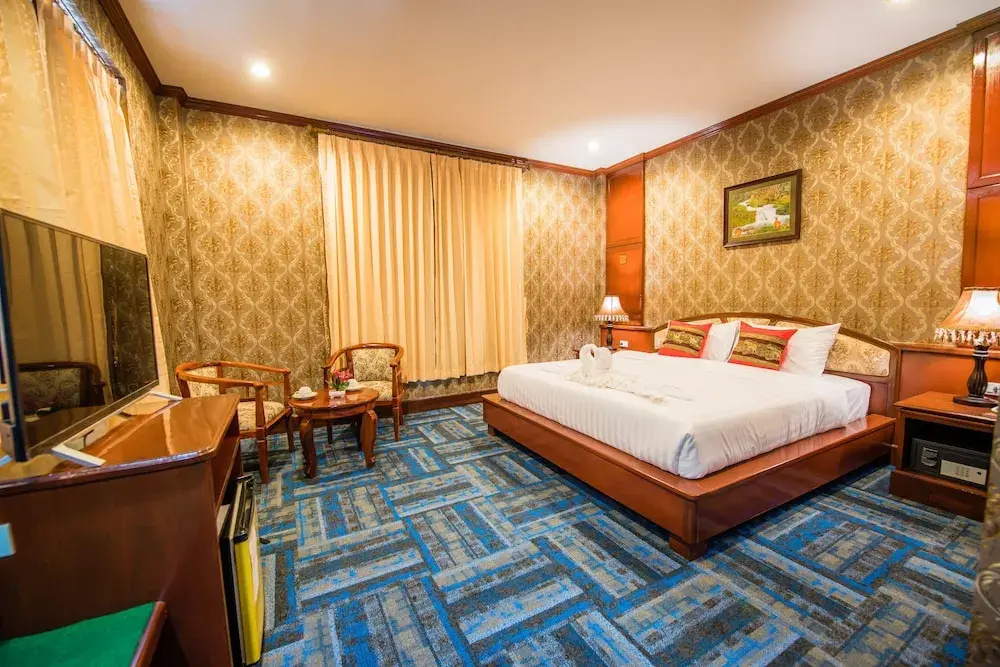 Deluxe Double room with city view (full double bed)