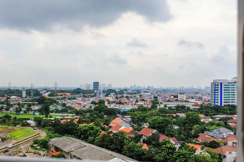 Comfortable and Fully Furnished 1BR Green Pramuka Apartment