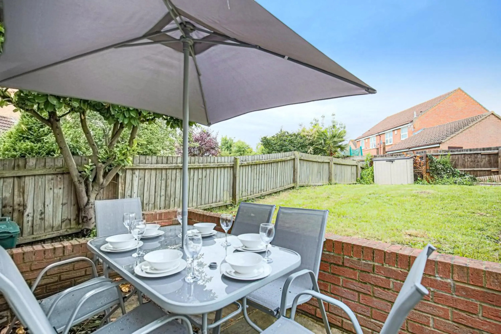 4 Bedroom House in Central MK with Free Parking, Garden and Smart TVs with Netflix by Yoko Property