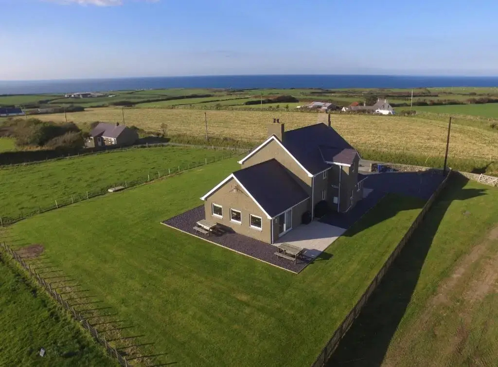 5 Bedrooms Cottage