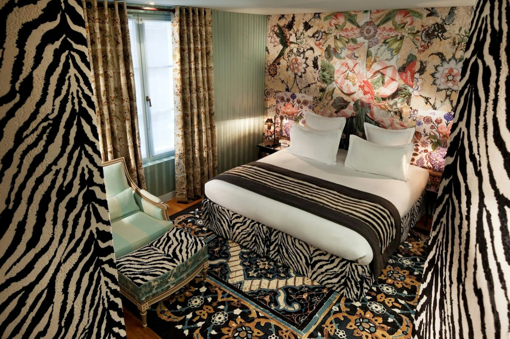 Hôtel du Petit Moulin, Haute Couture hotel by Lacroix — фото