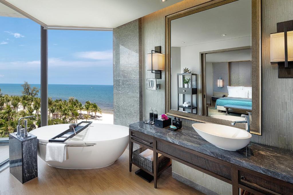 Intercontinental Phu Quoc Long Beach Resort