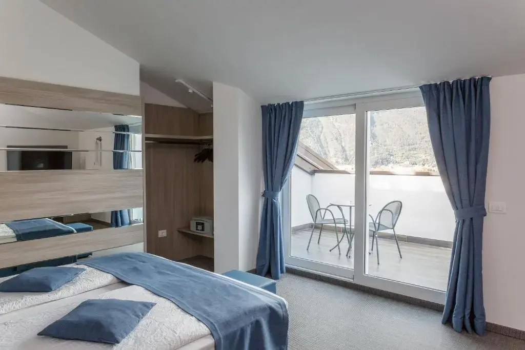 Superior Double room with balcony and with lake view (full double bed)