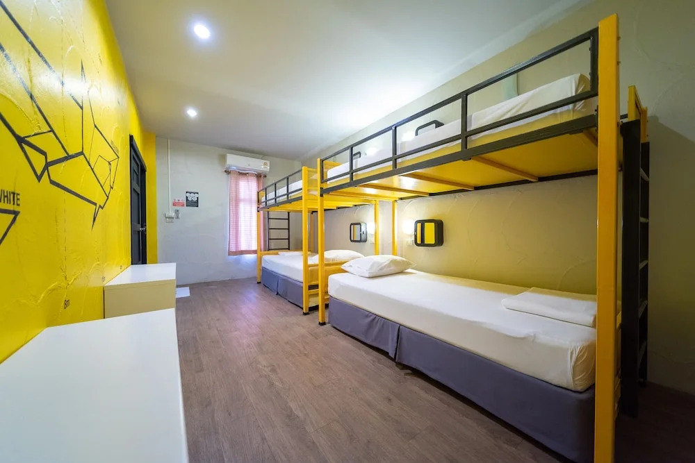 Кровать в общем номере в Monkey Dive Hostel Khaolak