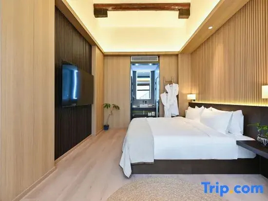3 Bedrooms Suite with courtyard view