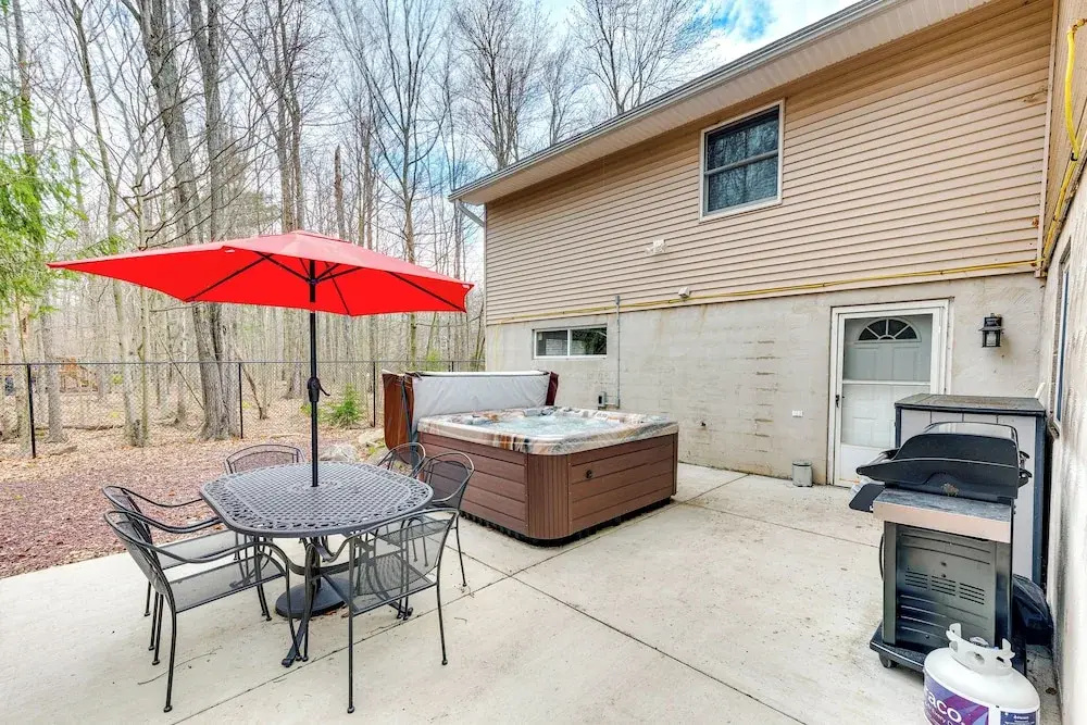 Pocono Lake House Hideaway: Hot Tub & Theater Room