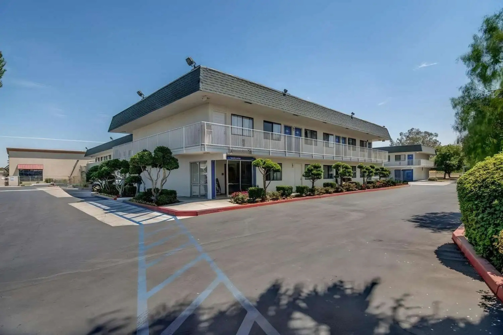 Super 8 by Wyndham Tracy