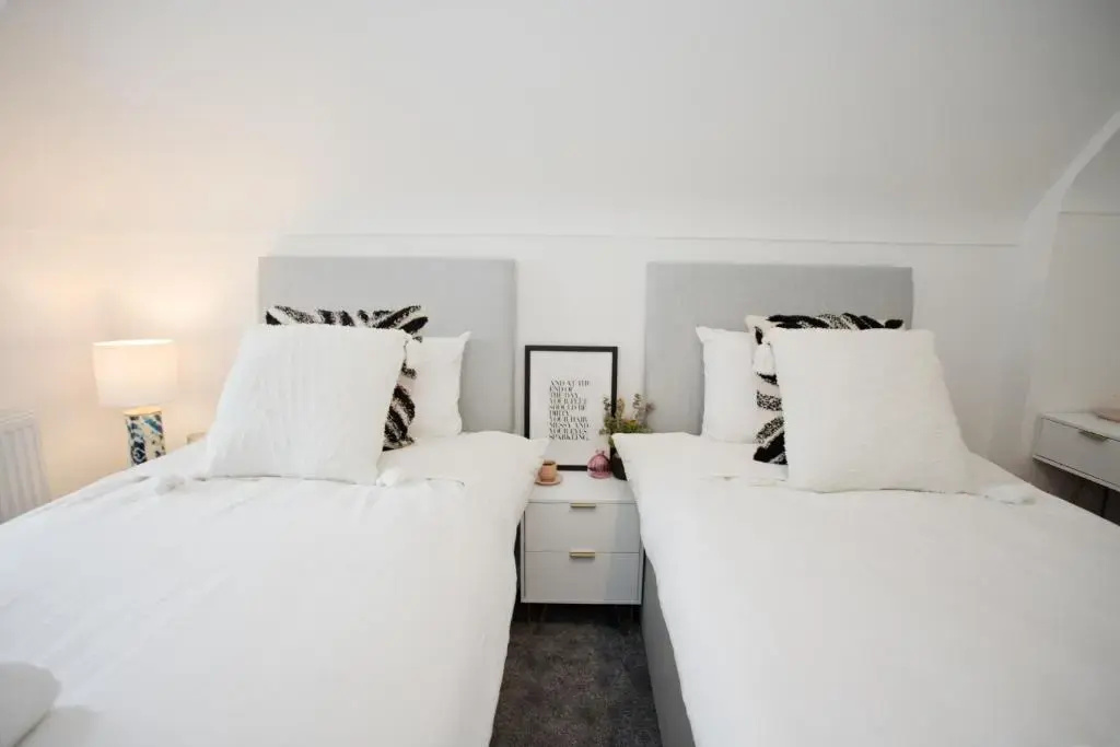 Stylish 2 Bedroom Apt - Parking - 5 Mins walk to Beach
