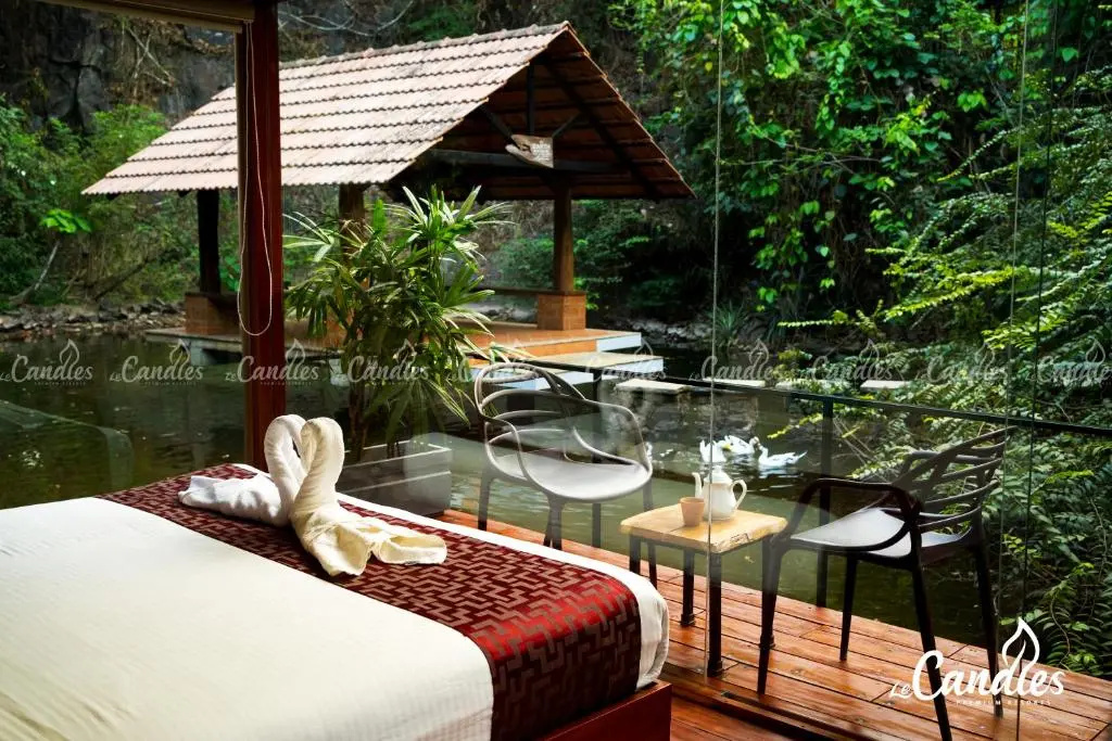 Standard Double room with lake view (full double bed)