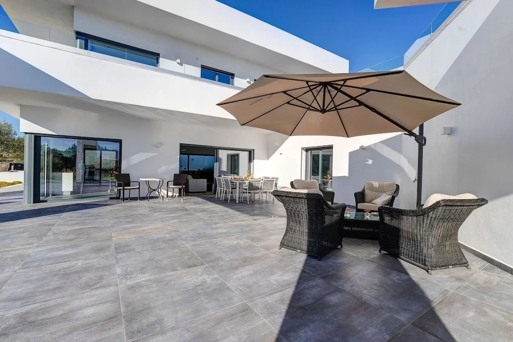 Casa Blanca Magnificent 4 Bedroom Villa With MOD