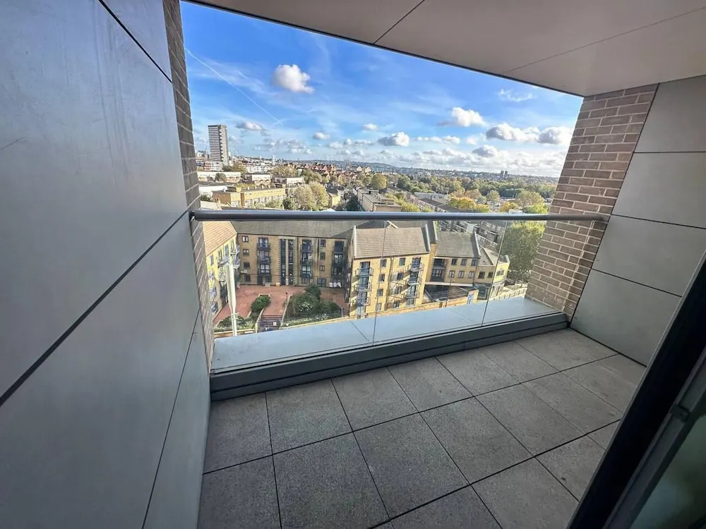 2 Bed Flat - Sleeps 4 - Balcony - Smoking