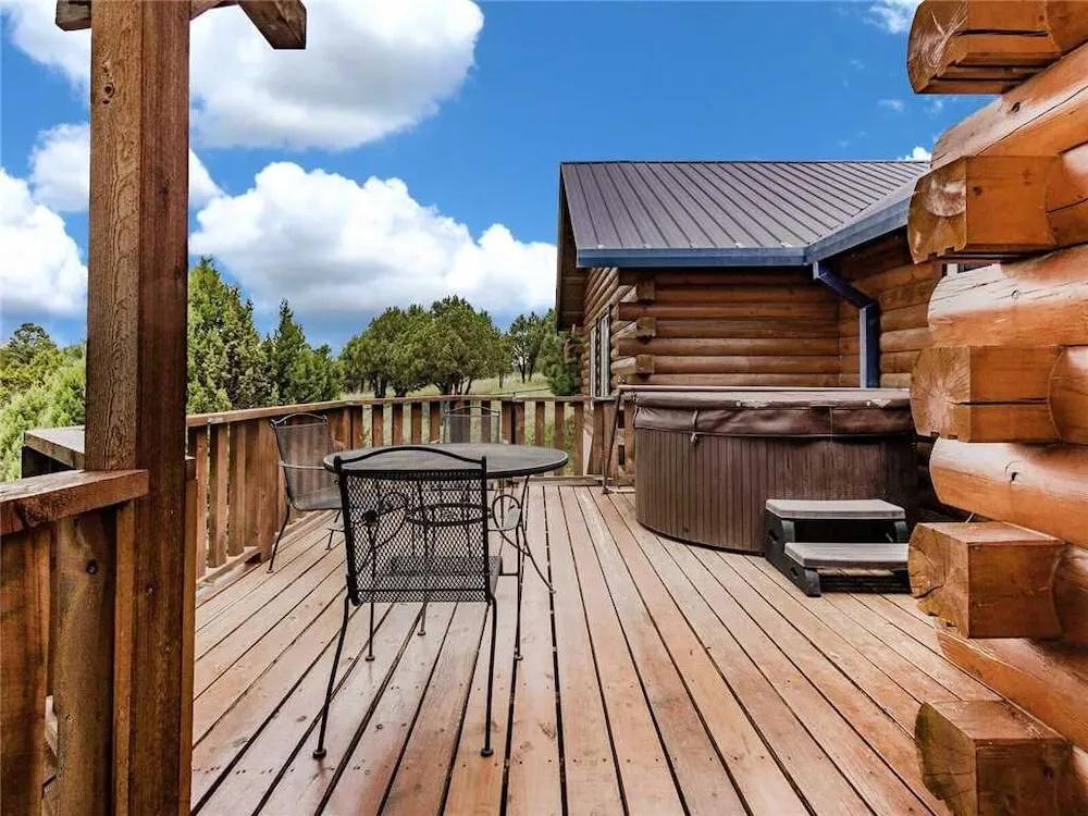 Log Heaven - Three Bedroom Cabin with Hot Tub