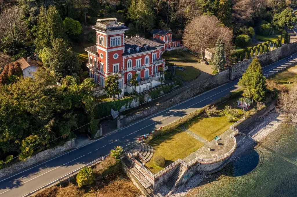Villa Niobe - Exclusive Lakefront Apartment With Private Beach