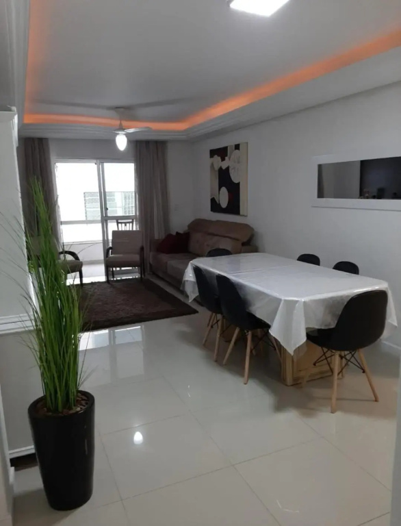 Meia Praia - apartamento com sacada ampla e churrasqueira, próximo a praia e a avenida principal.